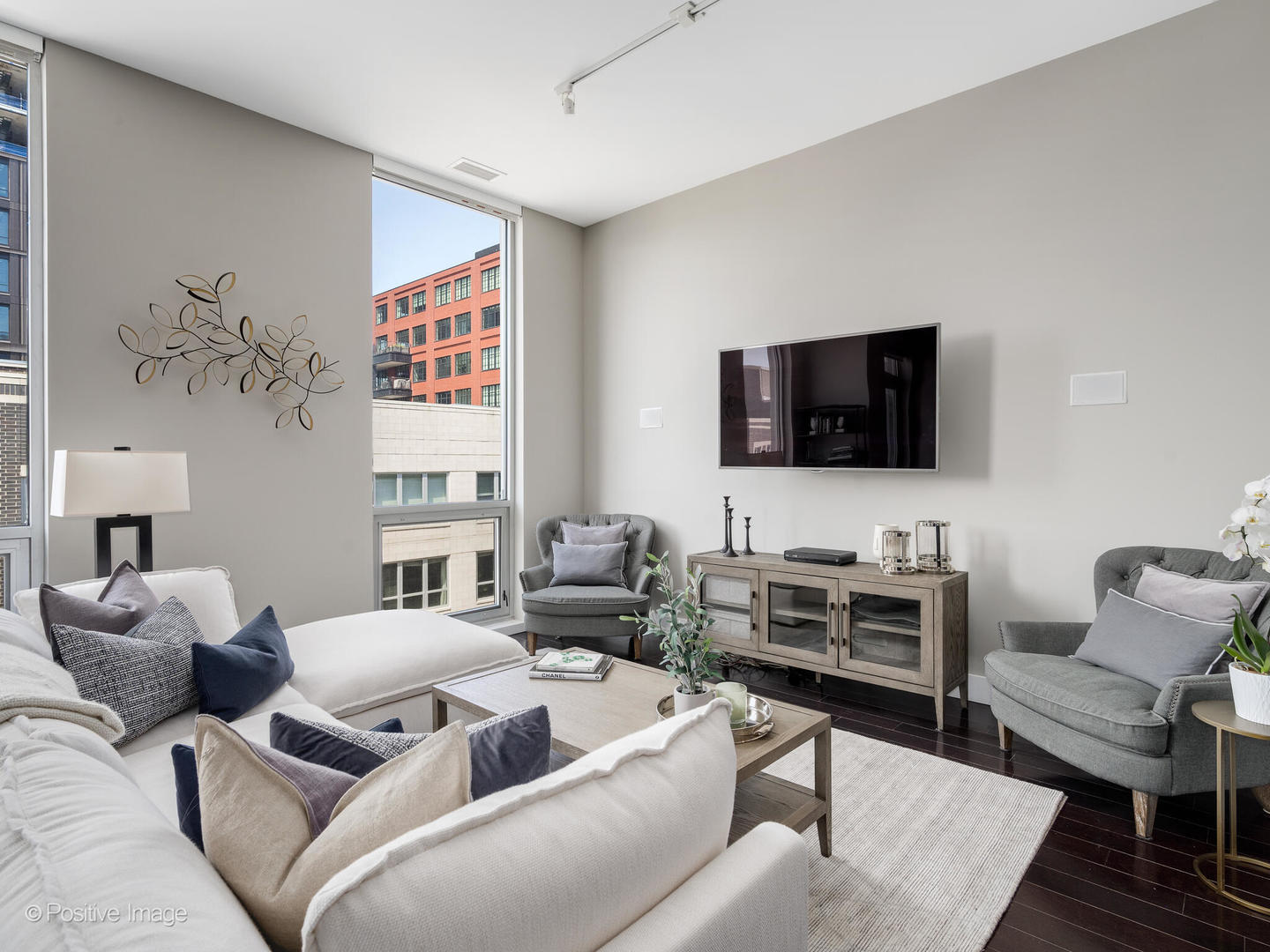 23 North Aberdeen Street, Unit 4S Chicago, IL 60607 - Photo 3 of 24 a living room with furniture and a flat screen tv