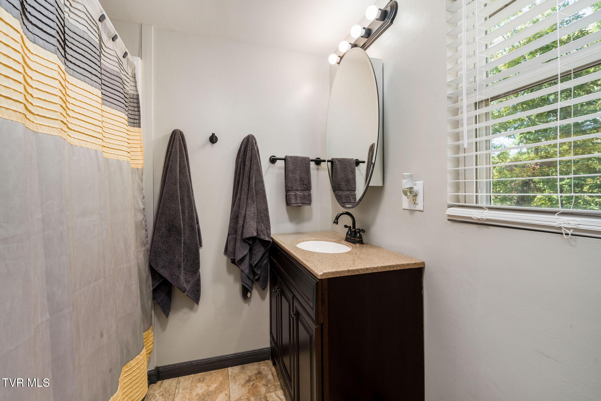 338 Gifford Road Bristol, TN 37620 - Photo 28 of 57 Bathroom