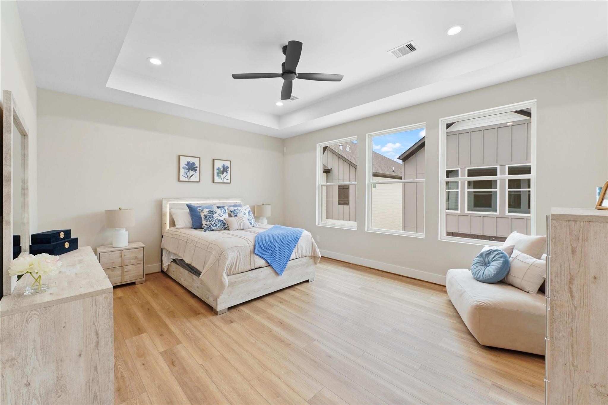 2131 Blalock Road, Unit G Houston, TX 77080 - Photo 14 of 28 a spacious bedroom with a bed couch and a window