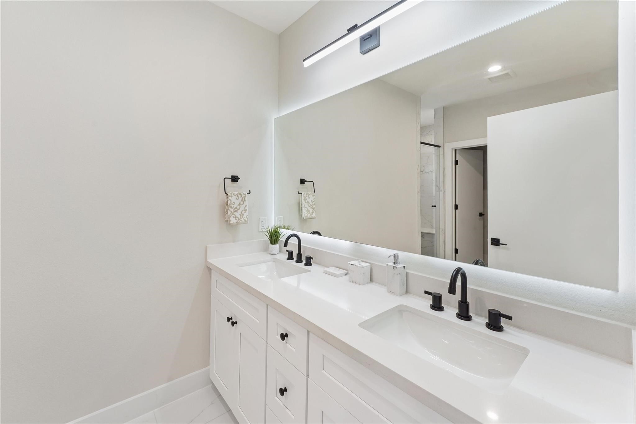 2131 Blalock Road, Unit G Houston, TX 77080 - Photo 15 of 28 a bathroom with double sink and a mirror