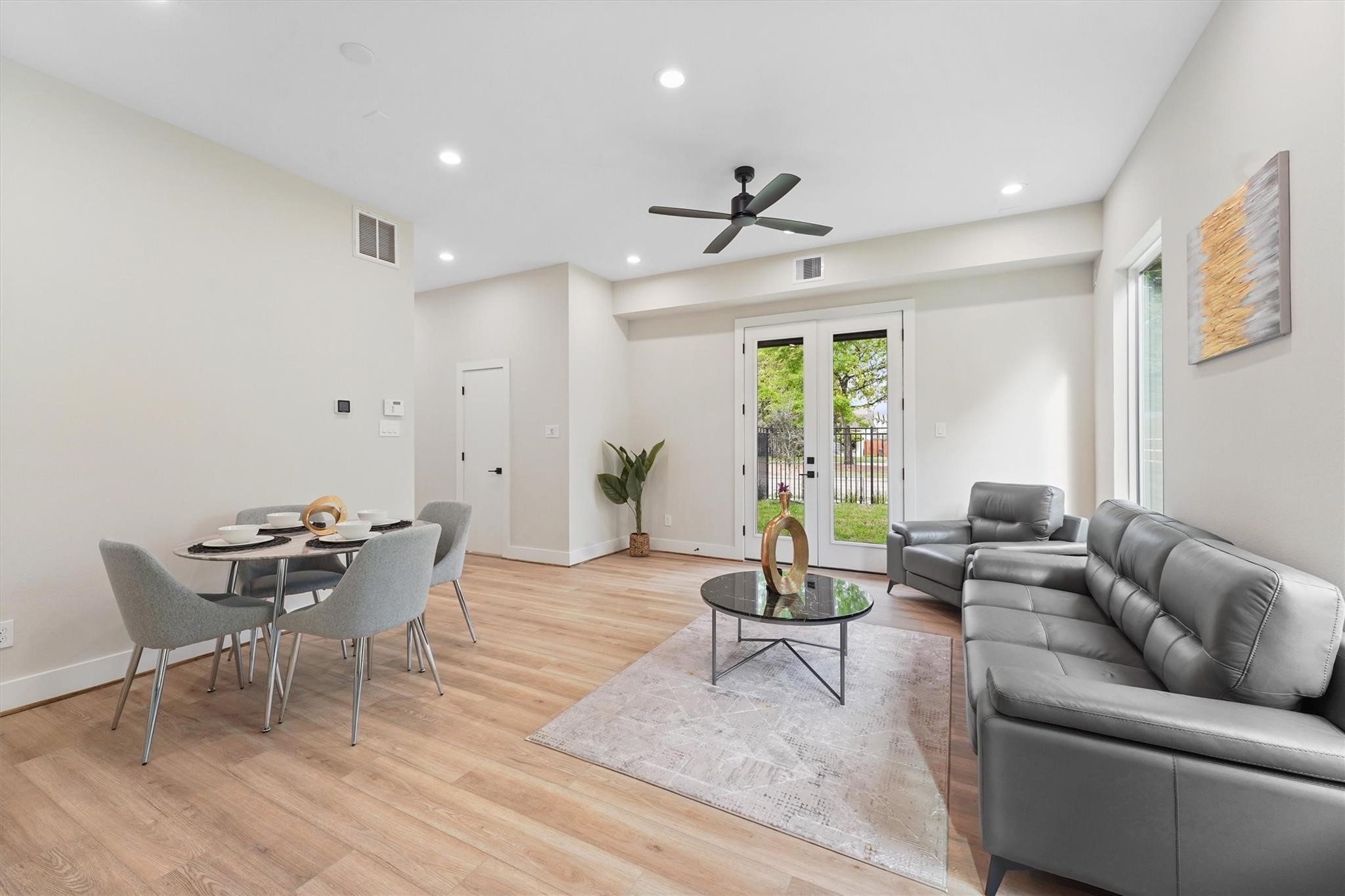 2131 Blalock Road, Unit G Houston, TX 77080 - Photo 4 of 28 a living room with furniture