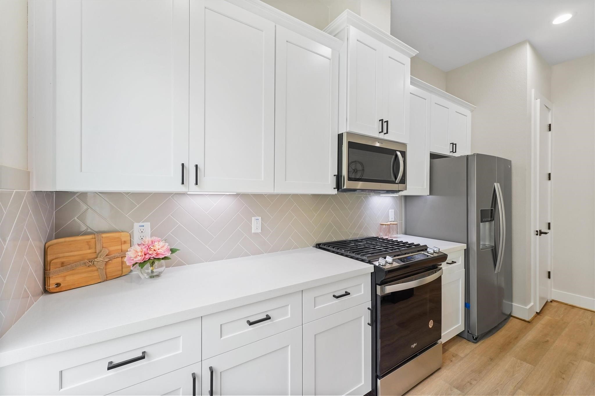 2131 Blalock Road, Unit G Houston, TX 77080 - Photo 8 of 28 a kitchen with stainless steel appliances a white stove top oven cabinets and a refrigerator
