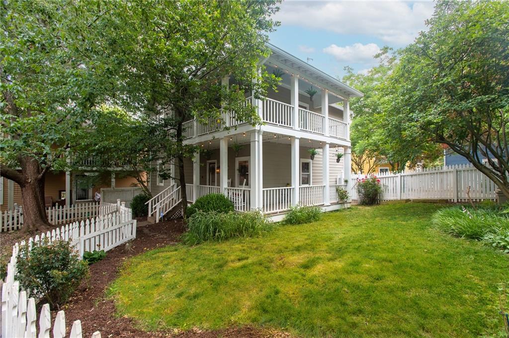 a view of house with front yard