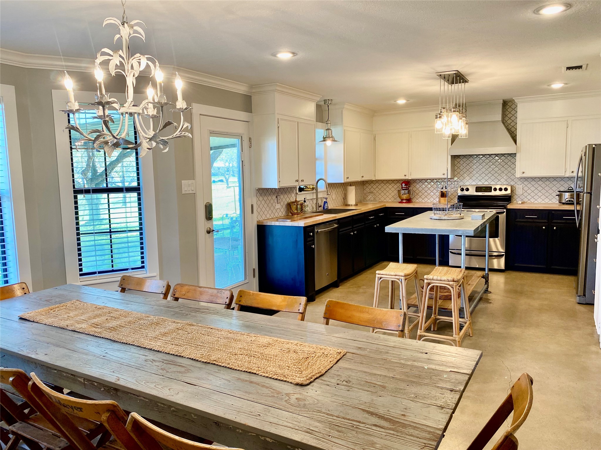 6978 Skull Creek Road Fayetteville, TX 78940 - Photo 7 of 24 Breakfast room and kitchen.