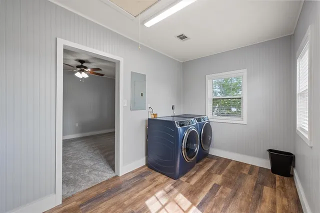 a view of a livingroom with washer and dryer