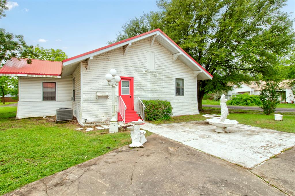 101 East Reed Trenton, TX 75490 - Photo 21 of 27 a view of a house with yard and a garden