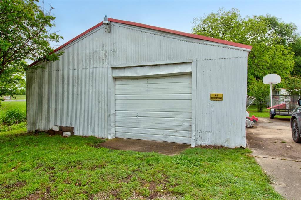 101 East Reed Trenton, TX 75490 - Photo 22 of 27 a backyard of a house