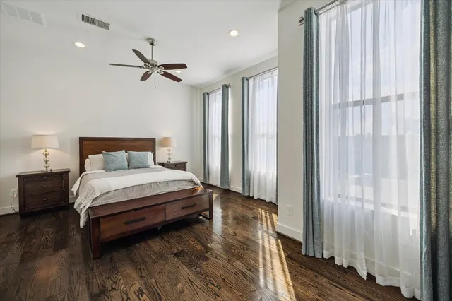 $495,000 | 2102 Sabine Street, Houston, TX 77007