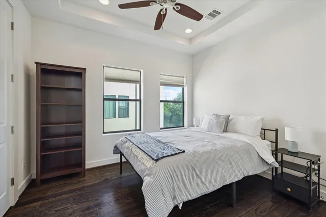 $495,000 | 2102 Sabine Street, Houston, TX 77007