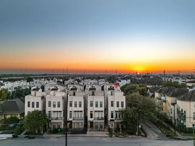 $495,000 | 2102 Sabine Street, Houston, TX 77007