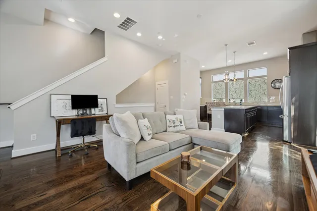 $495,000 | 2102 Sabine Street, Houston, TX 77007