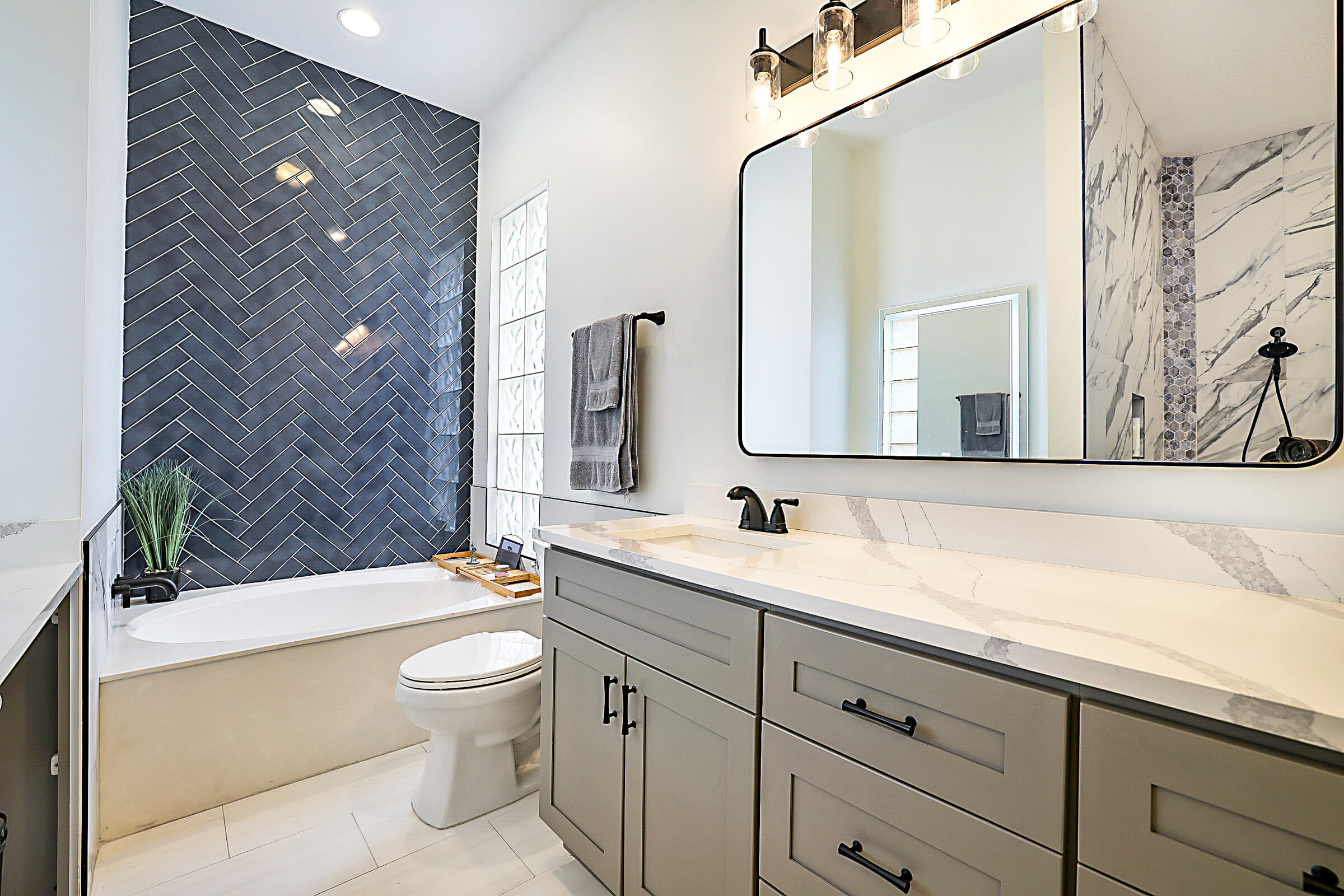 9520 Southwest Wedgewood Lane Stuart, FL 34997 - Photo 28 of 53 a bathroom with a toilet a sink a tub and mirror