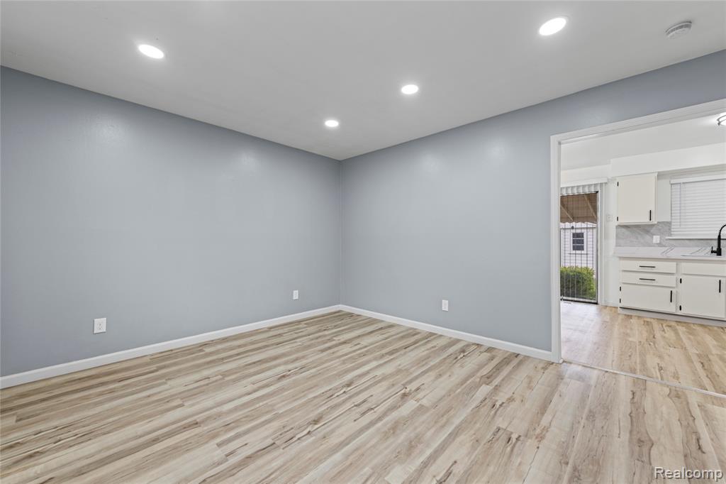 7218 Superior Street Center Line, MI 48015 - Photo 8 of 27