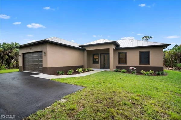 a view of a house with backyard and garden