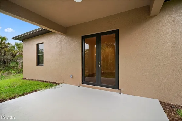 a view of an front door and porch