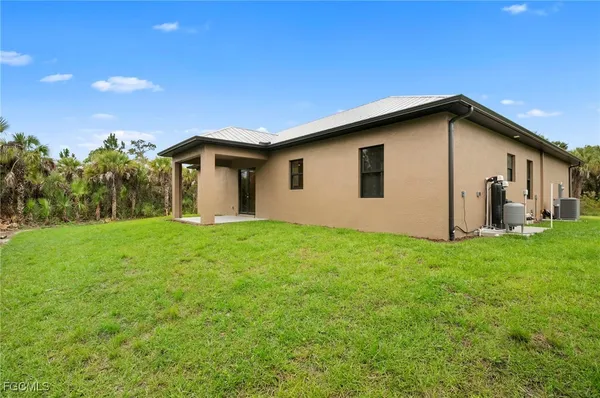 a view of a house with backyard