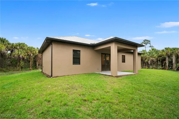 a view of a house with backyard