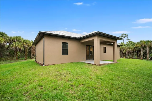 a view of a house with backyard