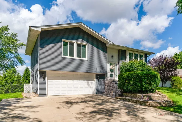 $440,000 | 820 Quincy Drive, Roselle, IL 60172