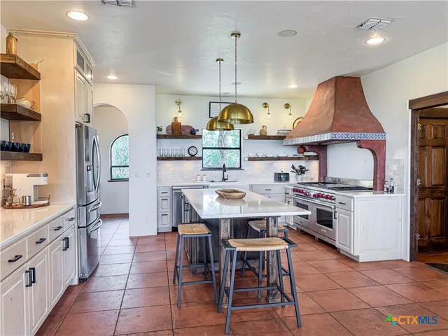 a view of livingroom with furniture and entryway
