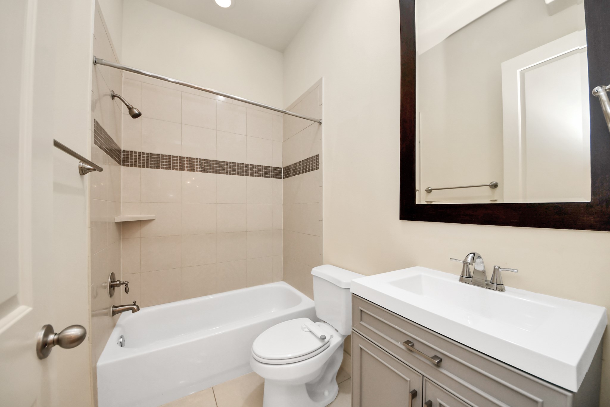 3422 Center Street Houston, TX 77007 - Photo 22 of 27 Second floor full bath for guests features tub/shower combo and great lighting with a natural color scheme.