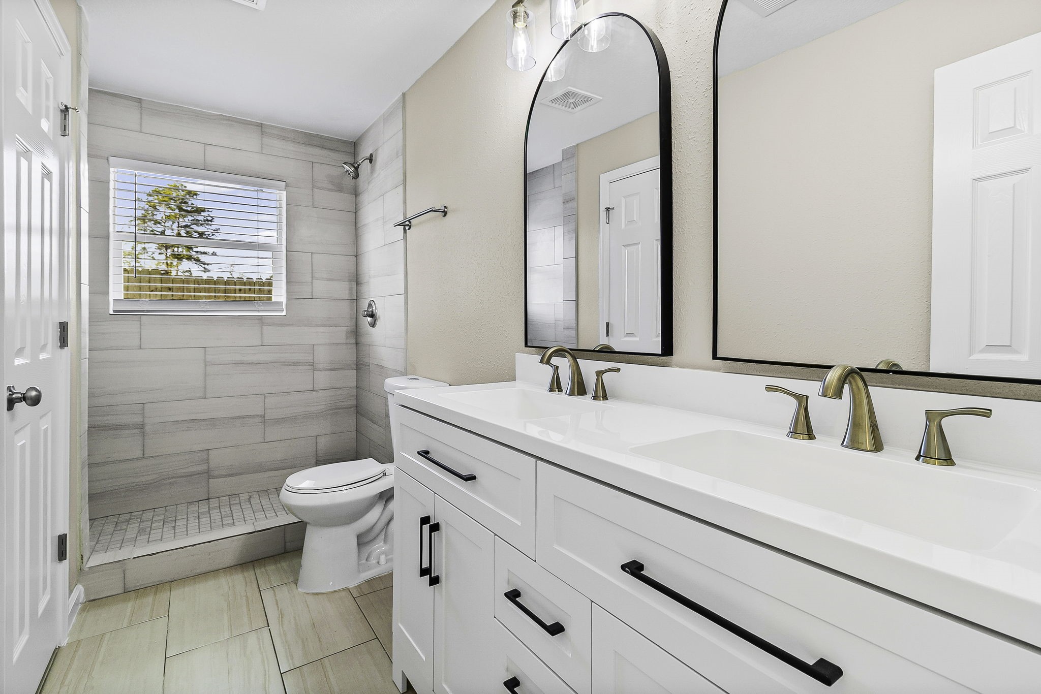 416 Kickapoo Drive Livingston, TX 77351 - Photo 19 of 36 a bathroom with a sink a toilet and shower