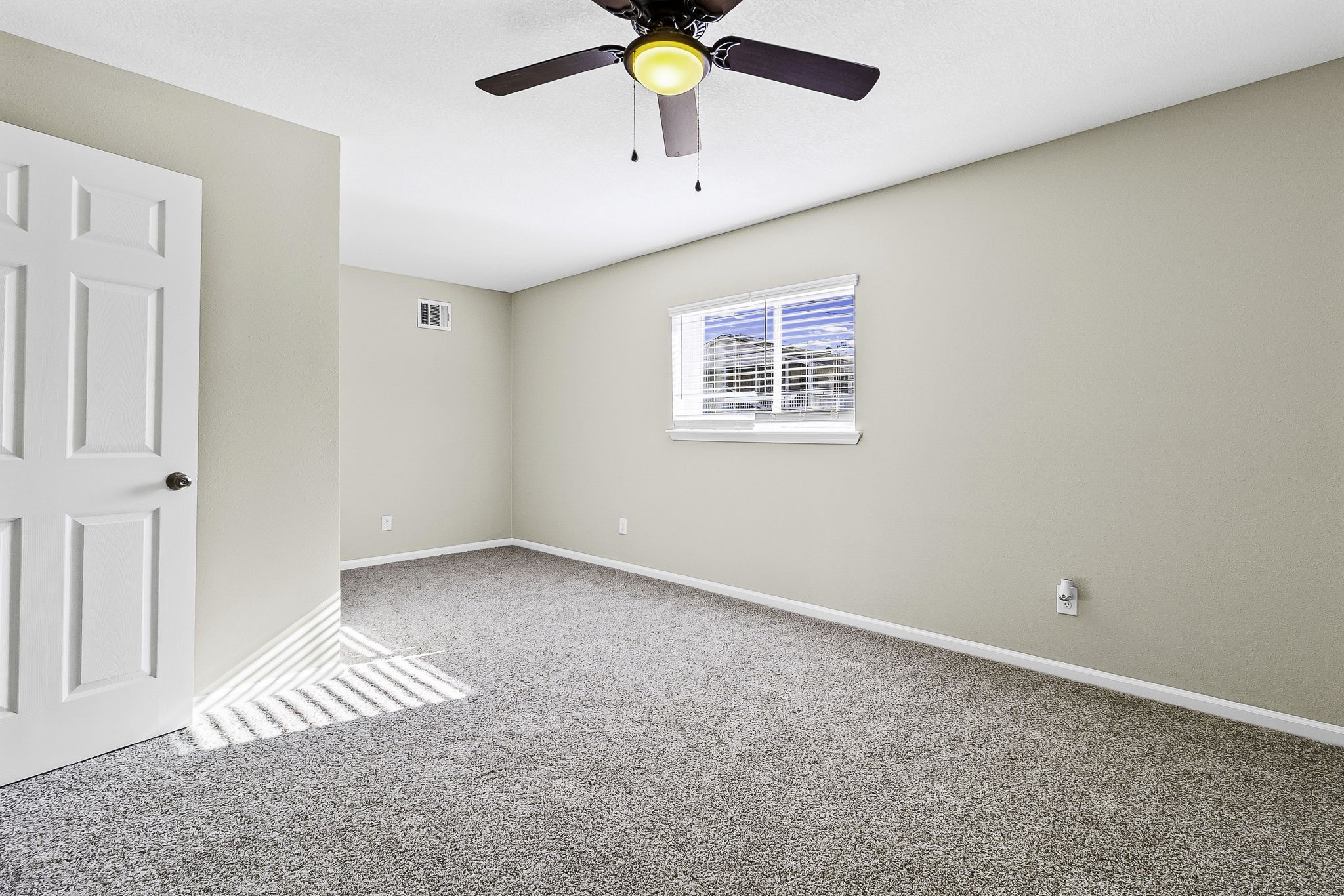416 Kickapoo Drive Livingston, TX 77351 - Photo 29 of 36 an empty room with a window and a ceiling fan