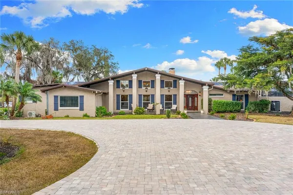 $2,475,000 | 620 East Fort Thompson Avenue, LaBelle, FL 33935
