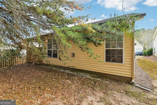 a view of a house with a yard