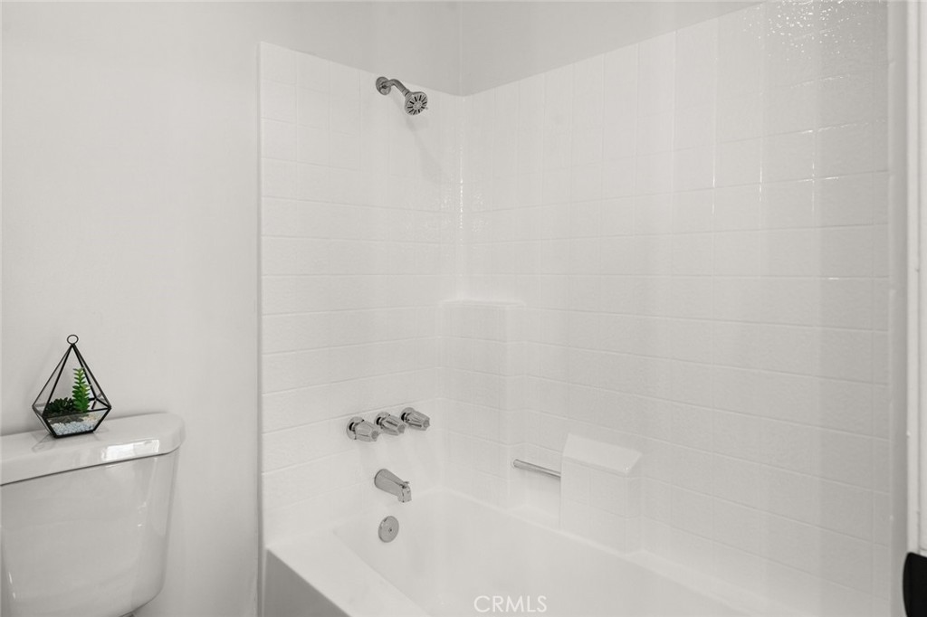 2554 Olive Drive, Unit 84 Palmdale, CA 93550 - Photo 19 of 21 a bathroom with a bathtub