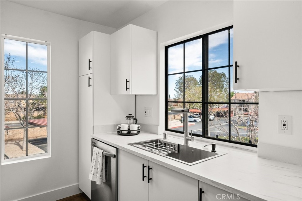 2554 Olive Drive, Unit 84 Palmdale, CA 93550 - Photo 10 of 21 a kitchen that has a sink and a stove