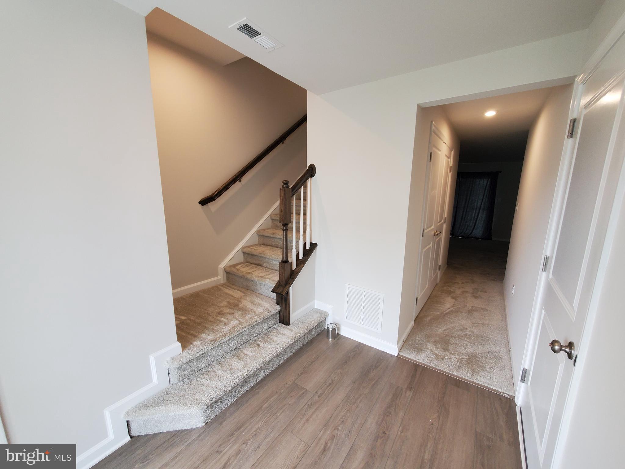31 Roundstone Run Swedesboro, NJ 08085 - Photo 4 of 37 Main entrance - level 1