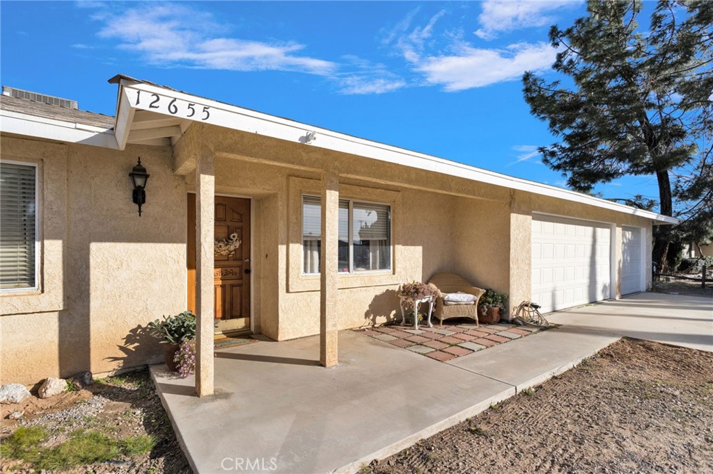 12655 Pocono Road Apple Valley, CA 92308 - Photo 7 of 52 a view of a livingroom with furniture