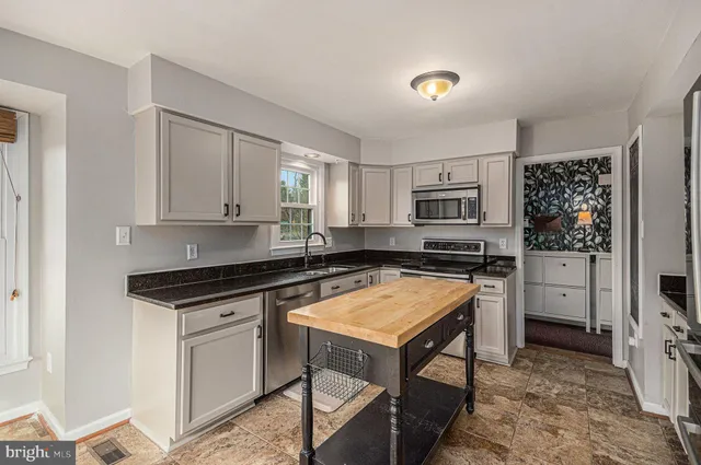 $594,000 | 4635 Holleyside Court, Dumfries, VA 22025