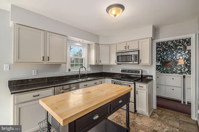 $594,000 | 4635 Holleyside Court, Dumfries, VA 22025