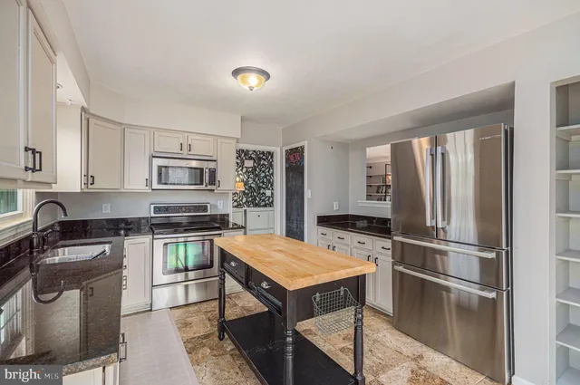 $594,000 | 4635 Holleyside Court, Dumfries, VA 22025