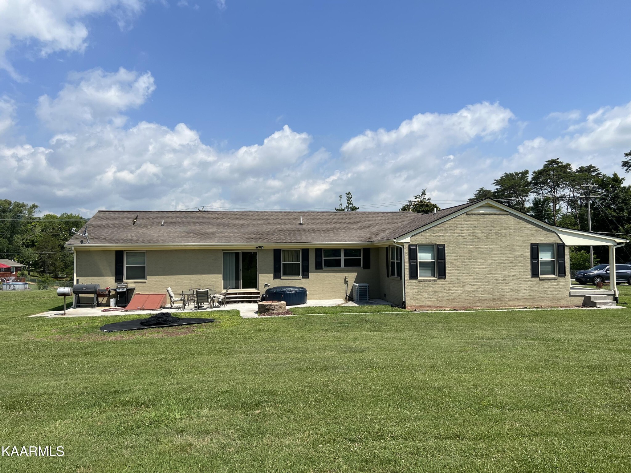 502 Claiborne Road La Follette, TN 37766 - Photo 3 of 28 a front view of house with yard and car parked