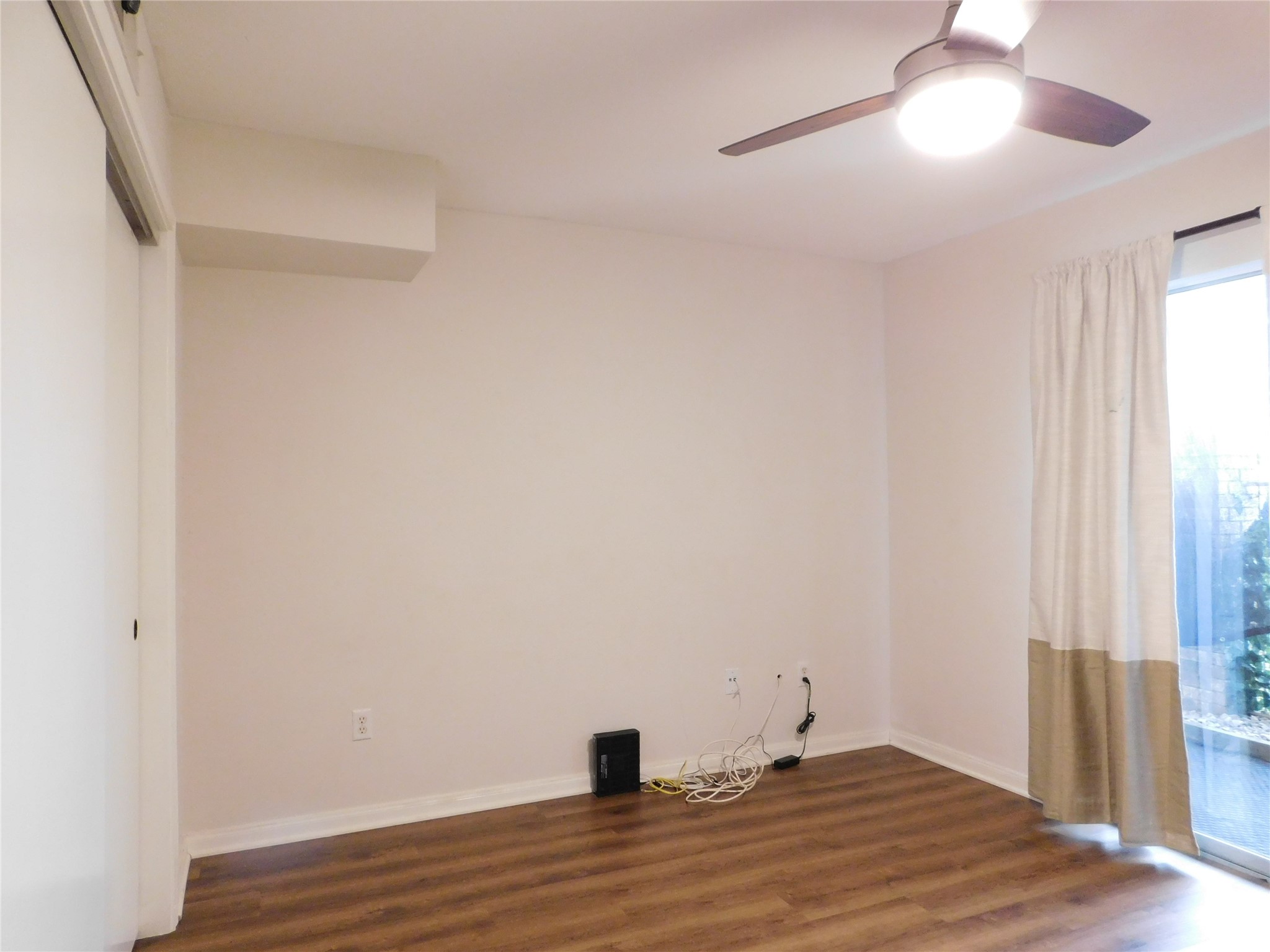 10101 South Gessner Road, Unit 912 Houston, TX 77071 - Photo 26 of 47 a room that has a window and wooden floor