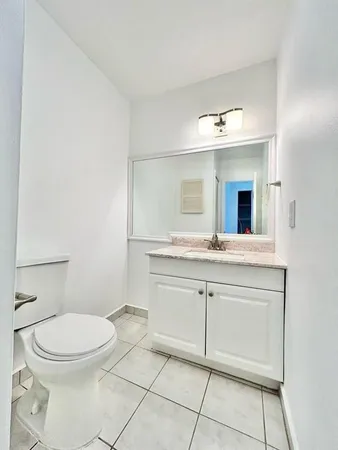 $2,000 | 1004 Pine Drive, Unit 204, Pompano Beach, FL 33060