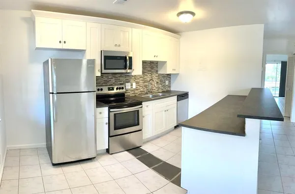 $2,000 | 1004 Pine Drive, Unit 204, Pompano Beach, FL 33060