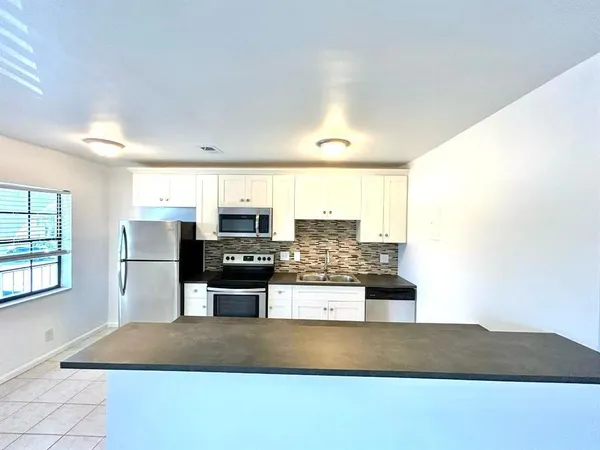 $2,000 | 1004 Pine Drive, Unit 204, Pompano Beach, FL 33060