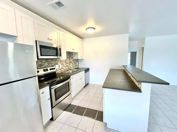 $2,000 | 1004 Pine Drive, Unit 204, Pompano Beach, FL 33060