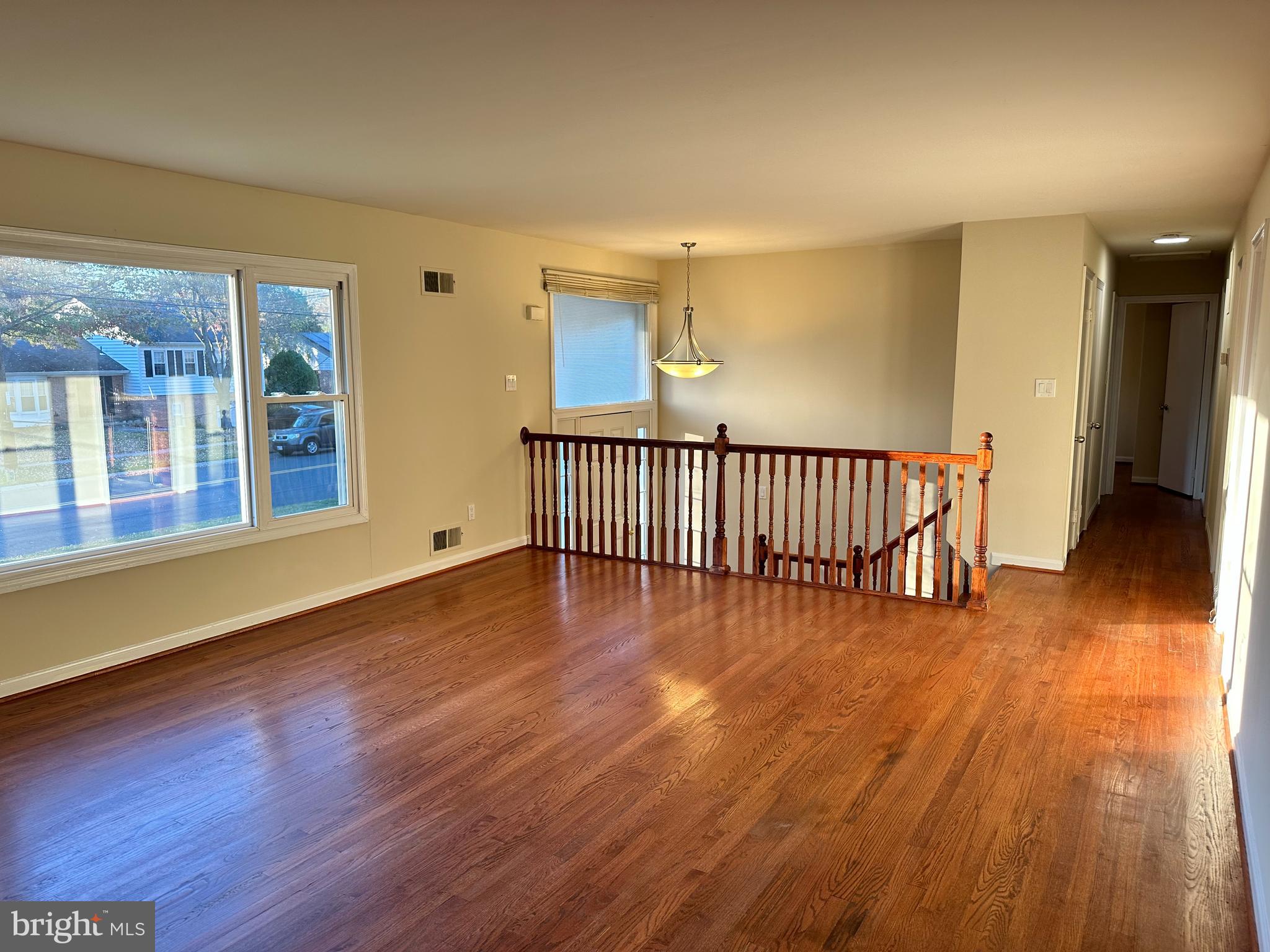 8722 Postoak Road Potomac, MD 20854 - Photo 12 of 33 Filled-sun living room
