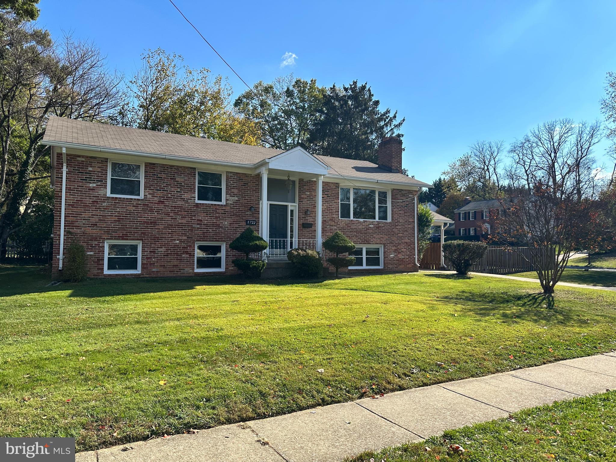 8722 Postoak Road Potomac, MD 20854 - Photo 2 of 33