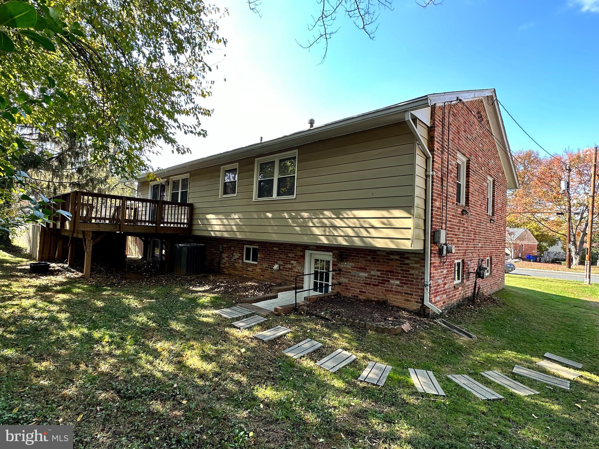 8722 Postoak Road Potomac, MD 20854 - Photo 3 of 33