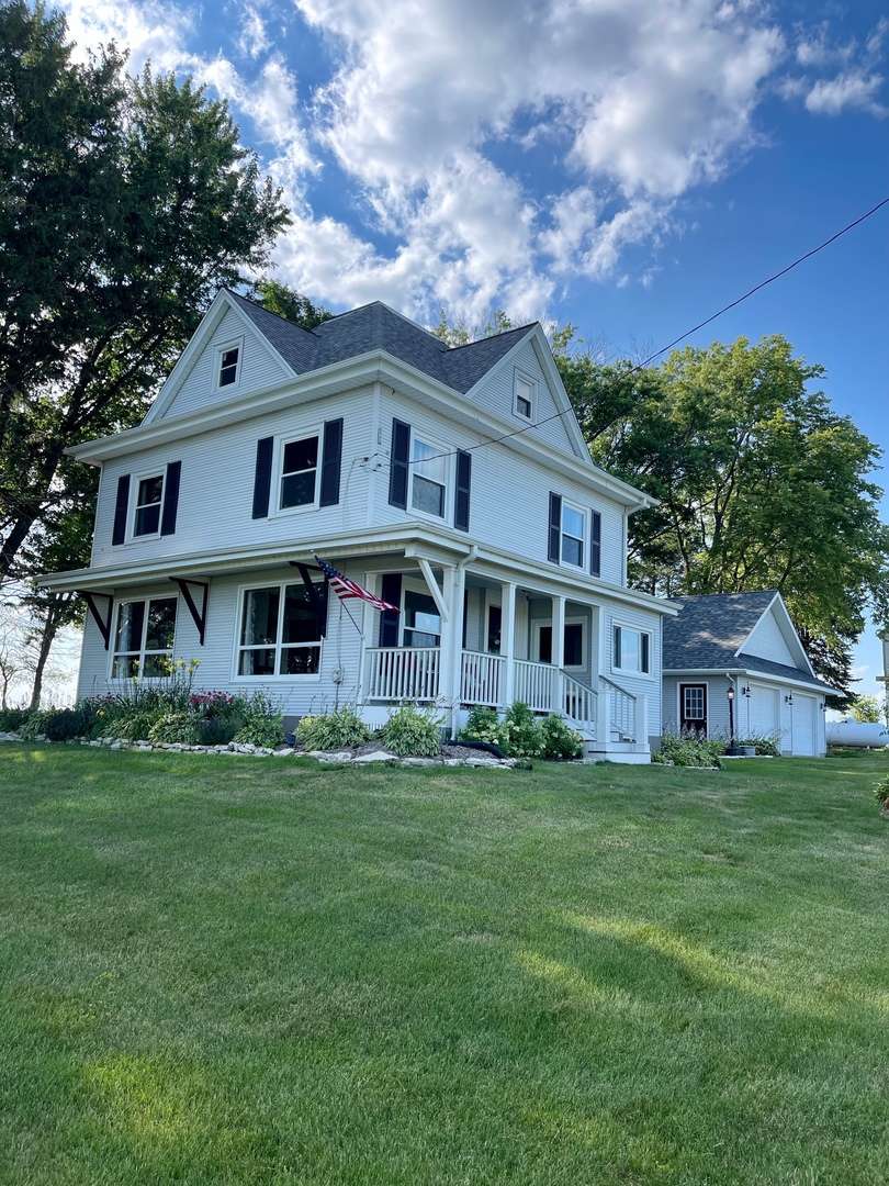 174 Kilgore Road Dixon, IL 61021 - Photo 3 of 55 a front view of a house with a garden