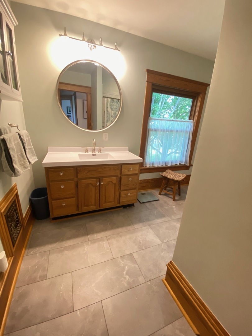 174 Kilgore Road Dixon, IL 61021 - Photo 40 of 55 a bathroom with a sink a mirror and bathtub