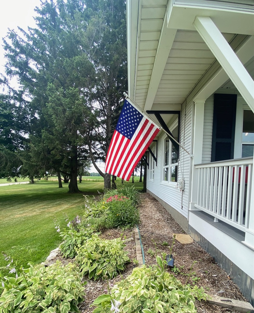 174 Kilgore Road Dixon, IL 61021 - Photo 45 of 55 a front view of a house with garden