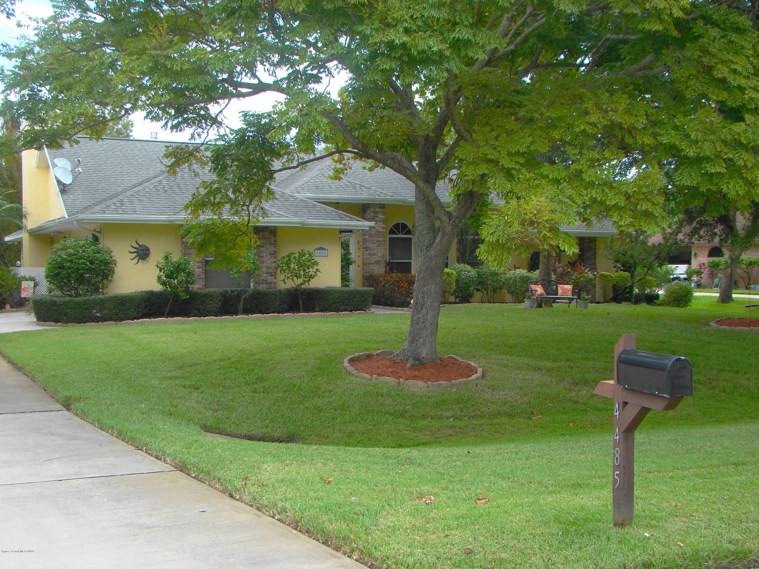 4485 Canard Road Melbourne, FL 32934 - Photo 2 of 34 DRIVE UP YOUR LONG DRIVEWAY...