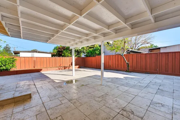 a view of a backyard